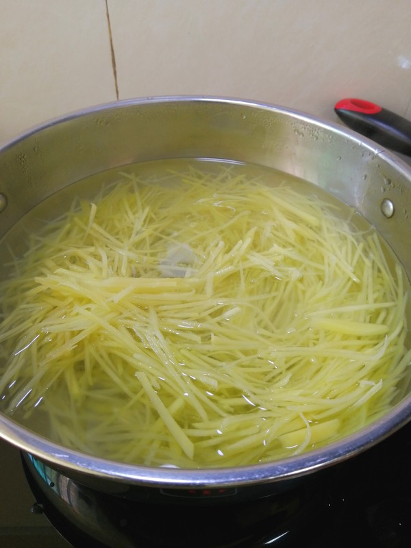 簡簡單單也不失美味~~醋溜土豆絲的做法-家常味炒菜譜