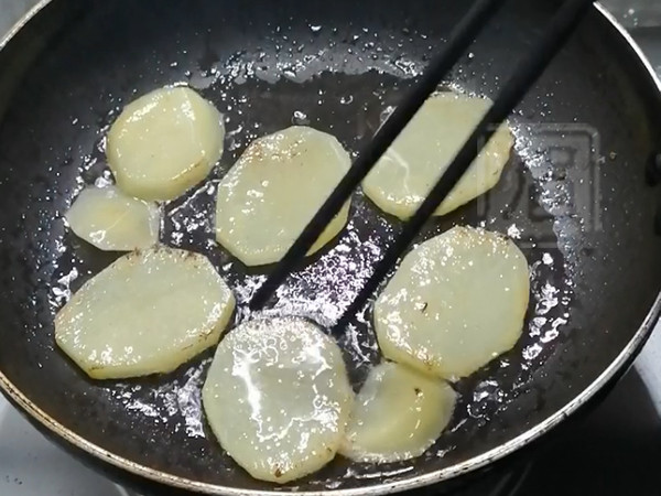 熱乎乎的泡菜鍋，驅寒還管飽！的做法-酸辣味煮菜譜