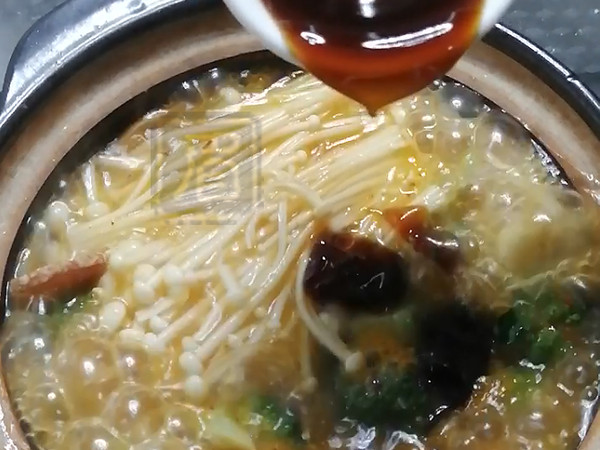 熱乎乎的泡菜鍋，驅寒還管飽！的做法-酸辣味煮菜譜