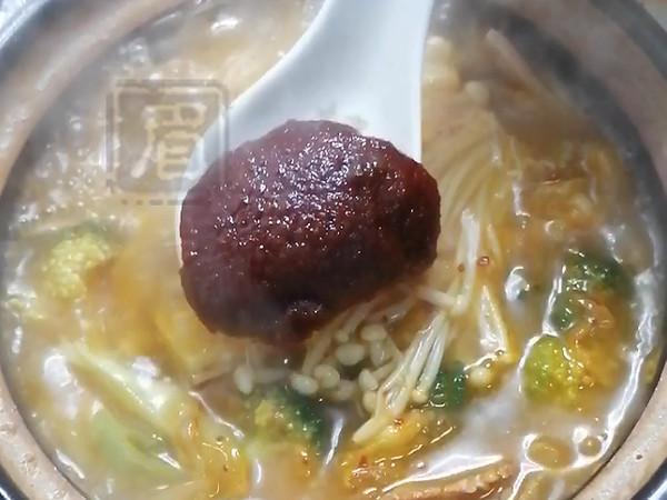 熱乎乎的泡菜鍋，驅寒還管飽！的做法-酸辣味煮菜譜