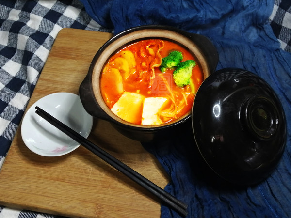 熱乎乎的泡菜鍋，驅寒還管飽！的做法-酸辣味煮菜譜