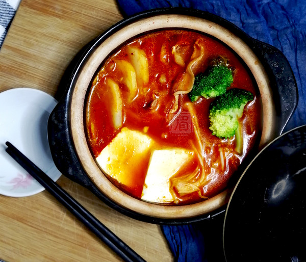 熱乎乎的泡菜鍋，驅寒還管飽！的做法-酸辣味煮菜譜