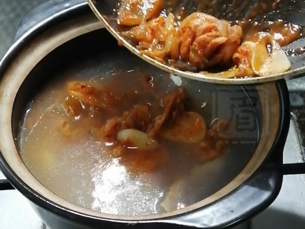 熱乎乎的泡菜鍋，驅寒還管飽！的做法-酸辣味煮菜譜