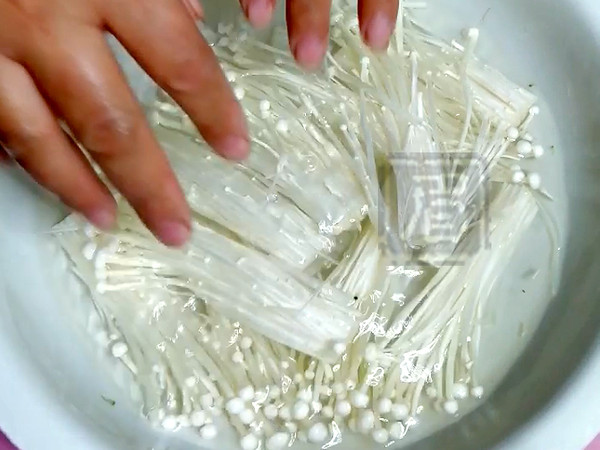 熱乎乎的泡菜鍋，驅寒還管飽！的做法-酸辣味煮菜譜