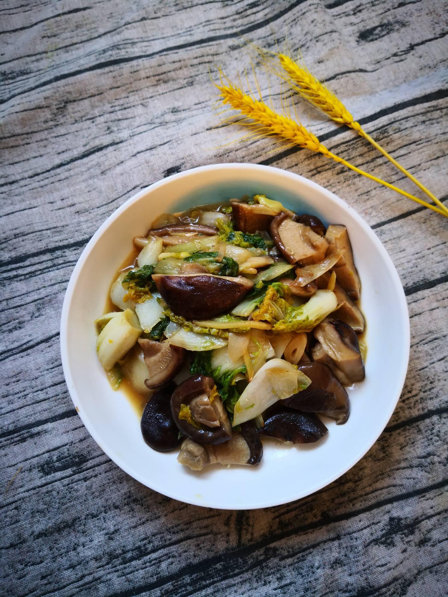 菊花菜炒香菇的做法-家常味炒菜譜-易網健康養生網 菊花菜炒香菇的做法-家常味炒菜譜