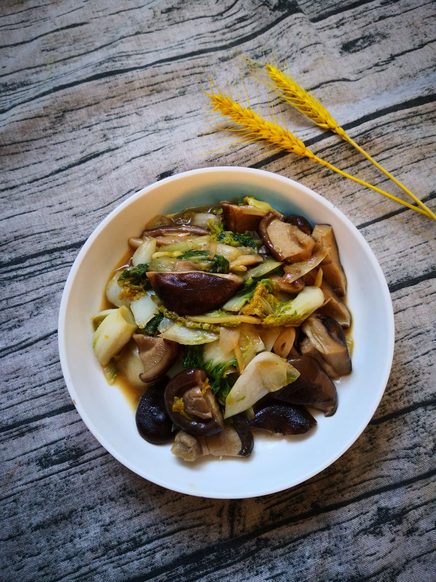 菊花菜炒香菇的做法-家常味炒菜譜-易網健康養生網 菊花菜炒香菇的做法-家常味炒菜譜