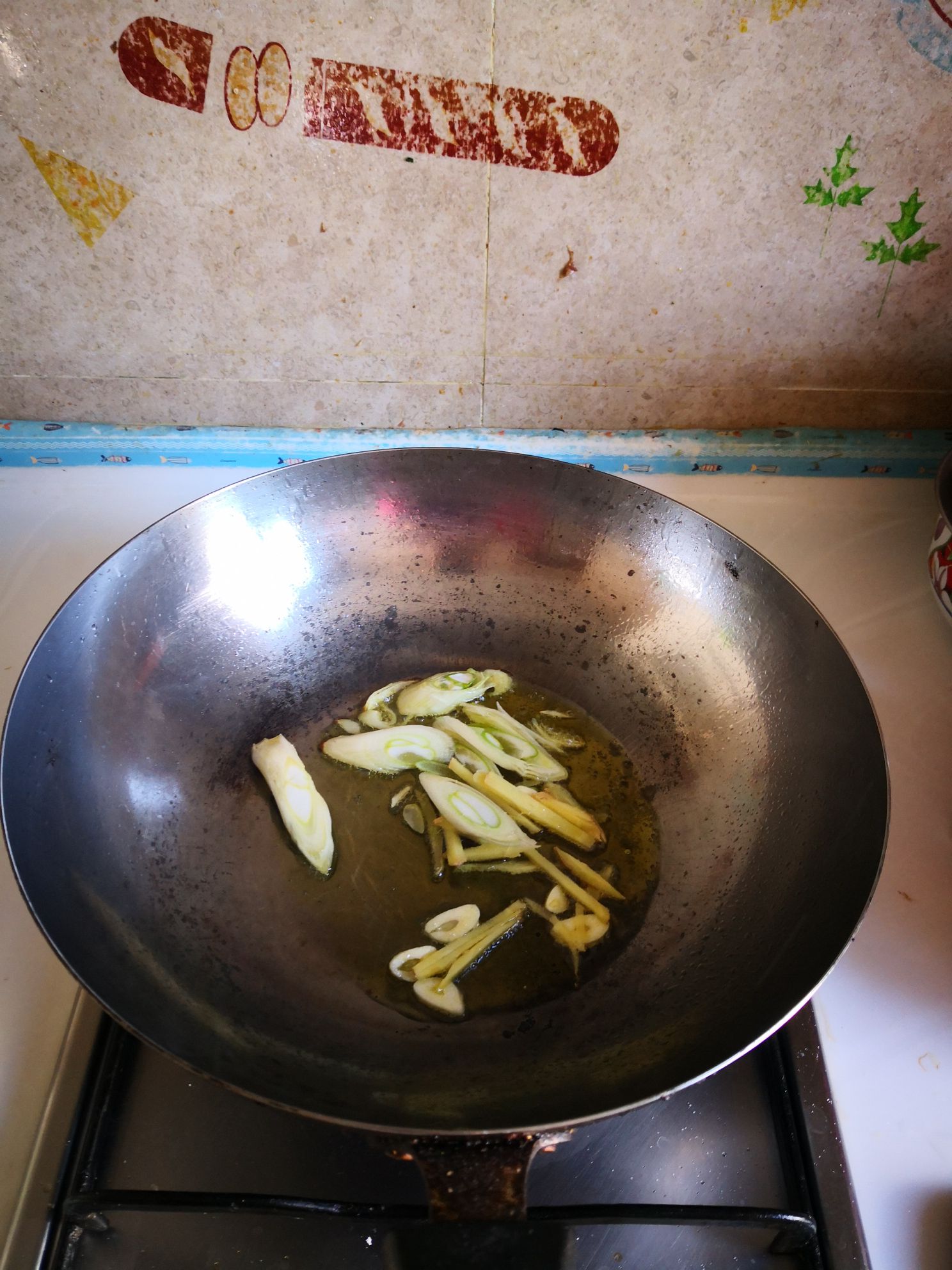 菊花菜炒香菇的做法-家常味炒菜譜-易網健康養生網 菊花菜炒香菇的做法-家常味炒菜譜