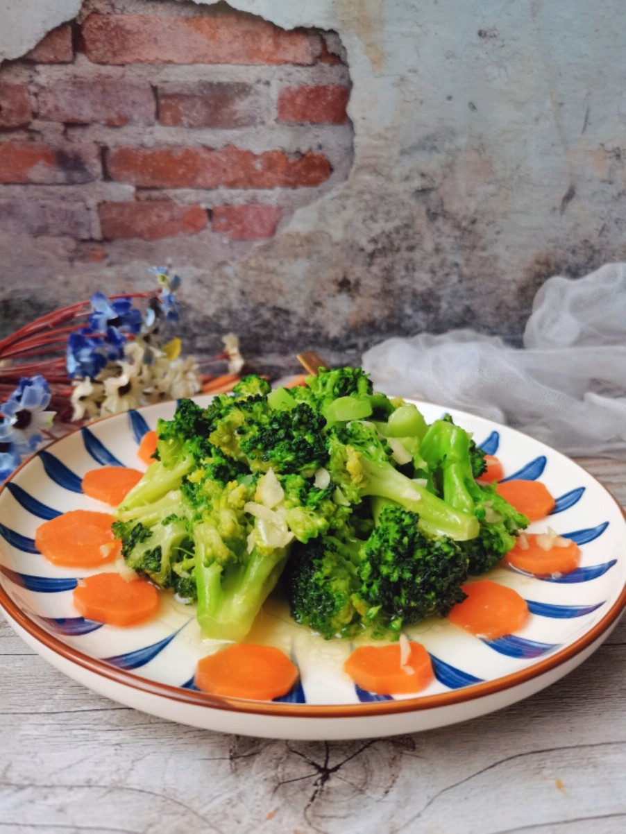 蒜蓉西蘭花的做法-家常味炒菜譜