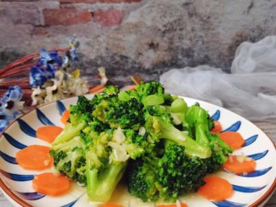 蒜蓉西蘭花的做法-家常味炒菜譜