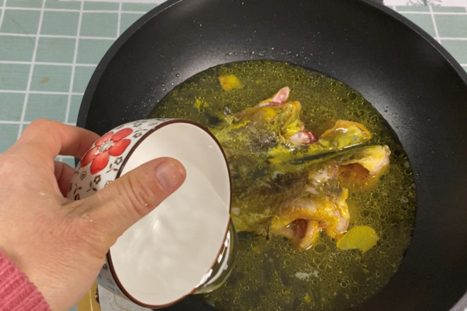 鮮掉眉毛的黃骨魚(yú)豆腐湯的做法-家常味煮菜譜