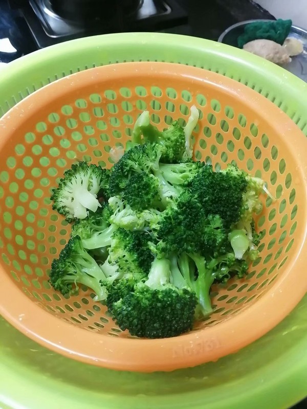 簡簡單單也不失美味~~臘味炒西蘭花的做法-家常味炒菜譜