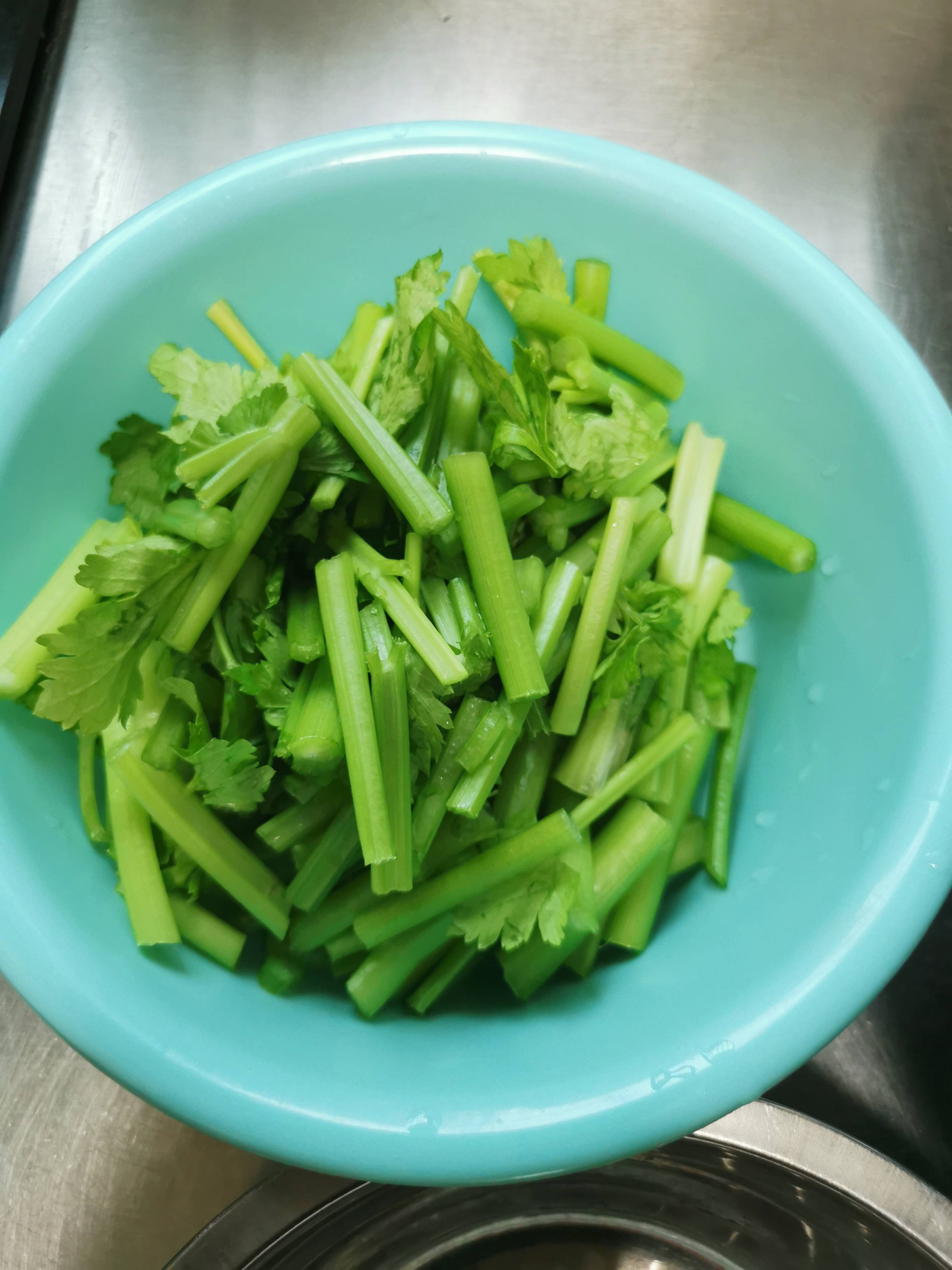 芹菜炒百合的做法-家常味炒菜譜-易網健康養生網 芹菜炒百合的做法-家常味炒菜譜