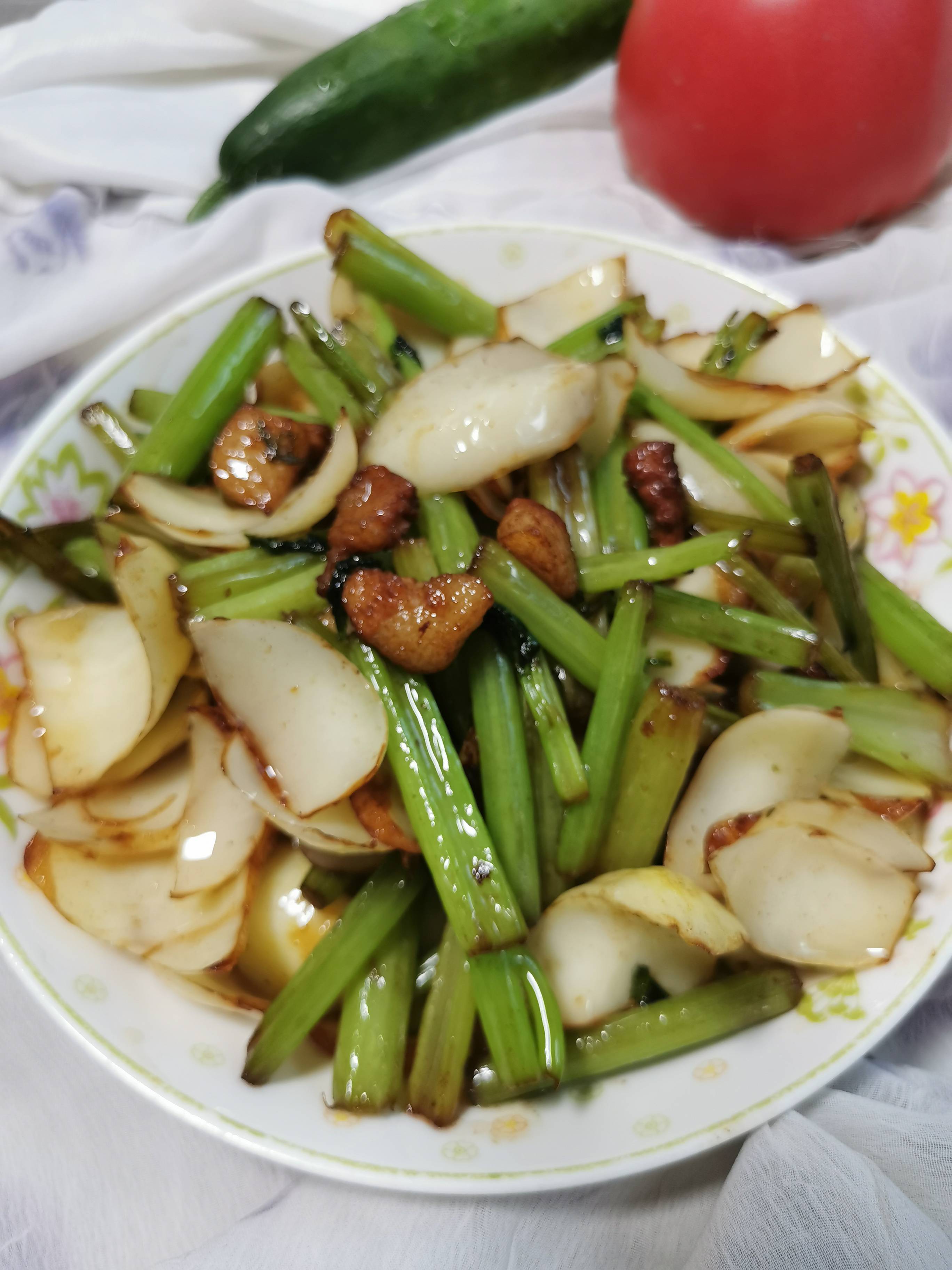 芹菜炒百合的做法-家常味炒菜譜-易網健康養生網 芹菜炒百合的做法-家常味炒菜譜