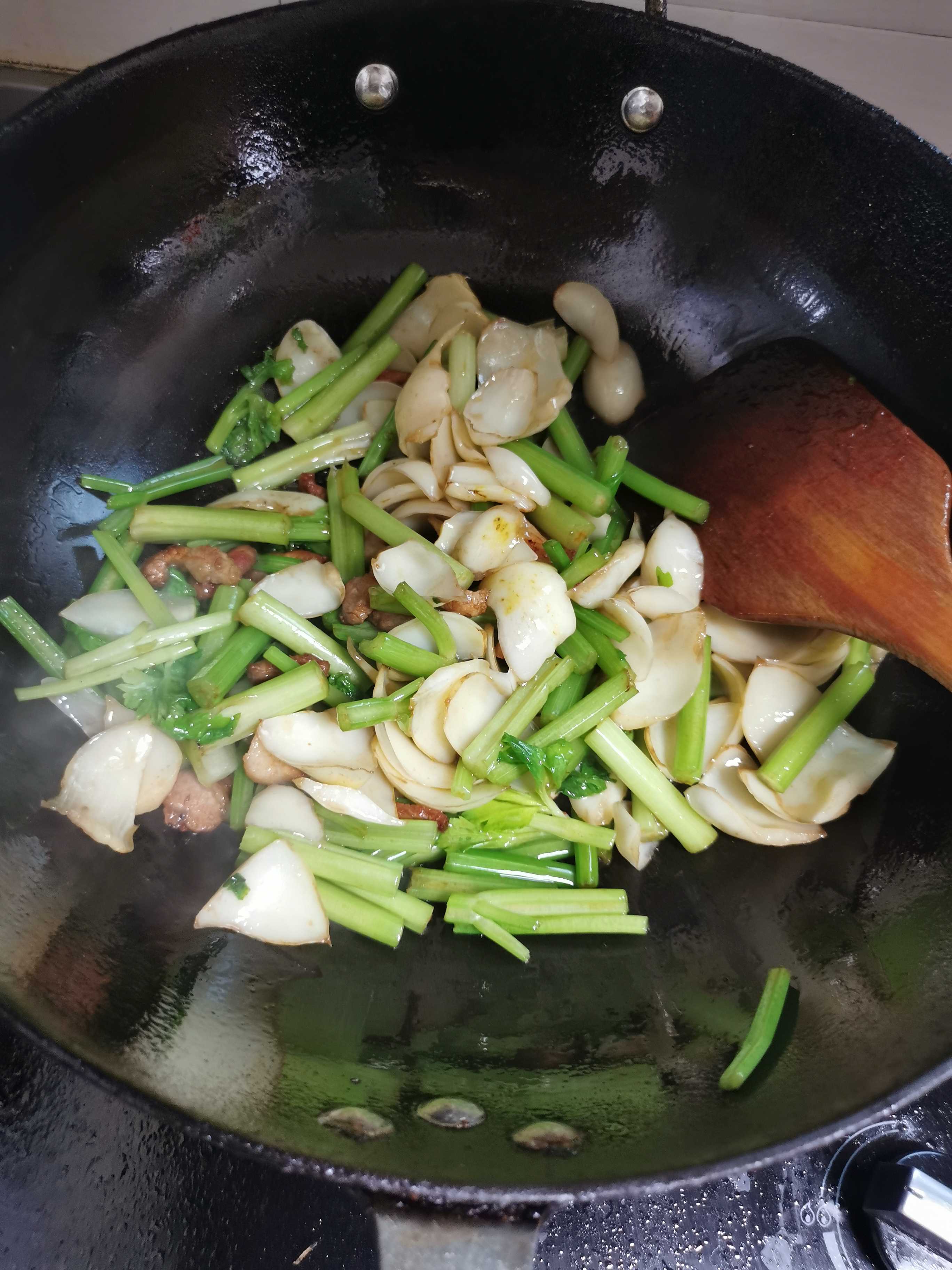 芹菜炒百合的做法-家常味炒菜譜-易網健康養生網 芹菜炒百合的做法-家常味炒菜譜
