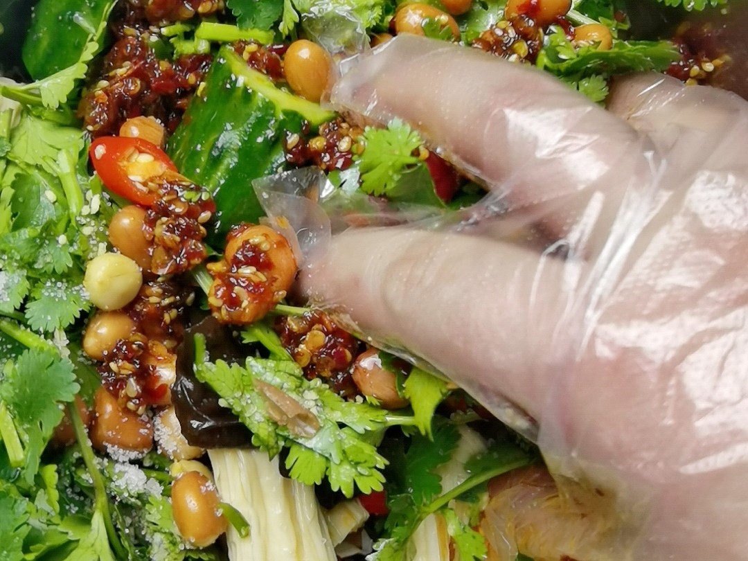 年夜飯涼菜也下飯－拌腐竹，新春宴客吃腐竹得“富足”的做法-酸辣味拌菜譜