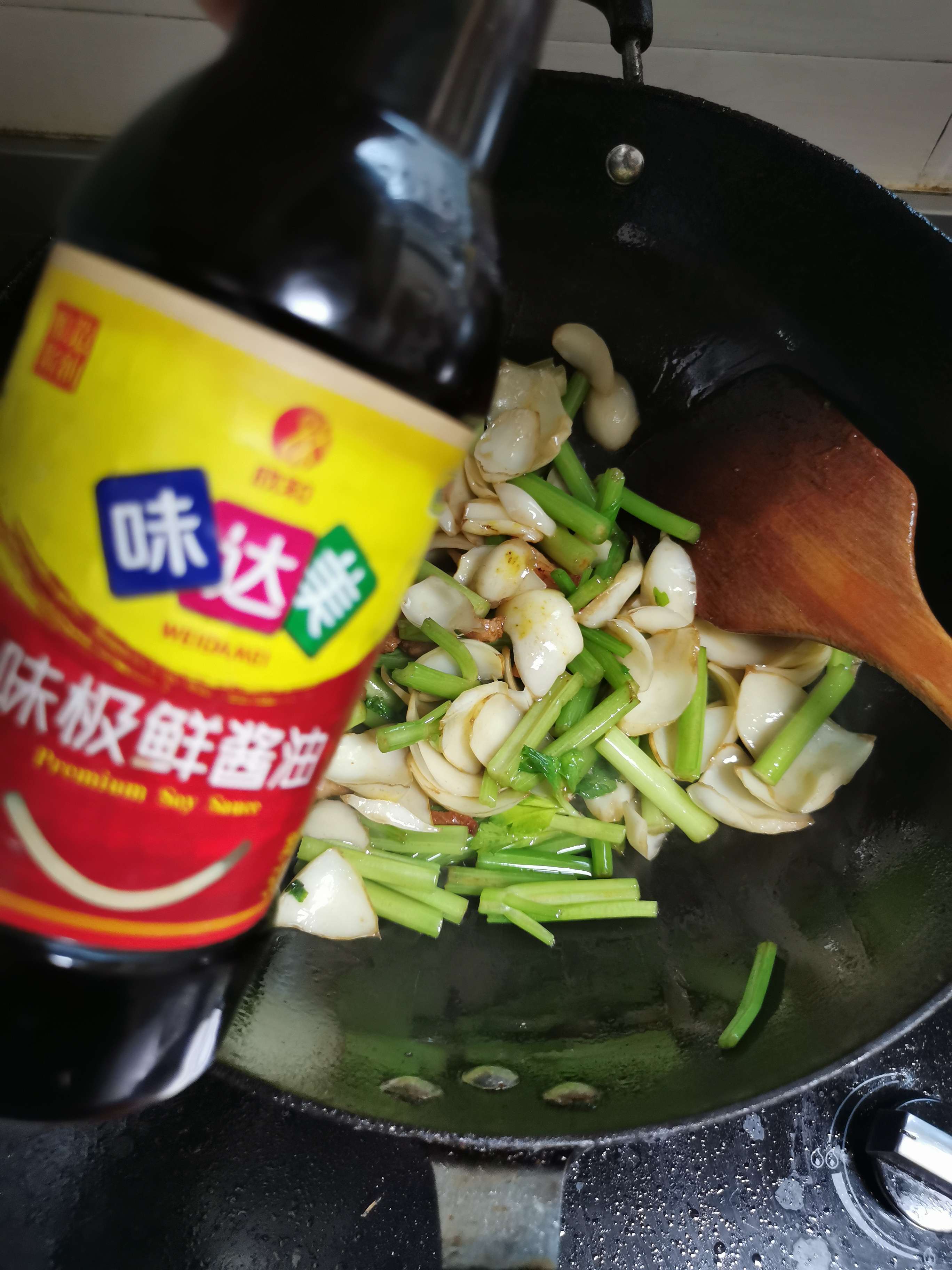 芹菜炒百合的做法-家常味炒菜譜-易網健康養生網 芹菜炒百合的做法-家常味炒菜譜