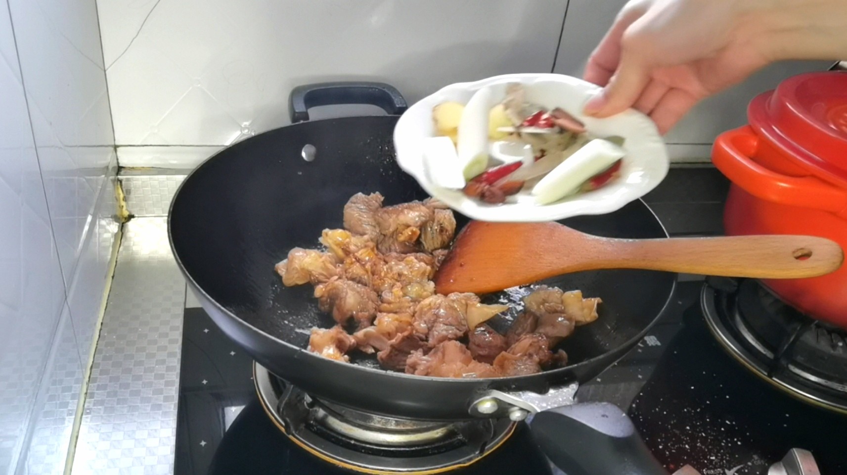 看了直流口水的紅燒牛腩燉土豆的做法-家常味燉菜譜