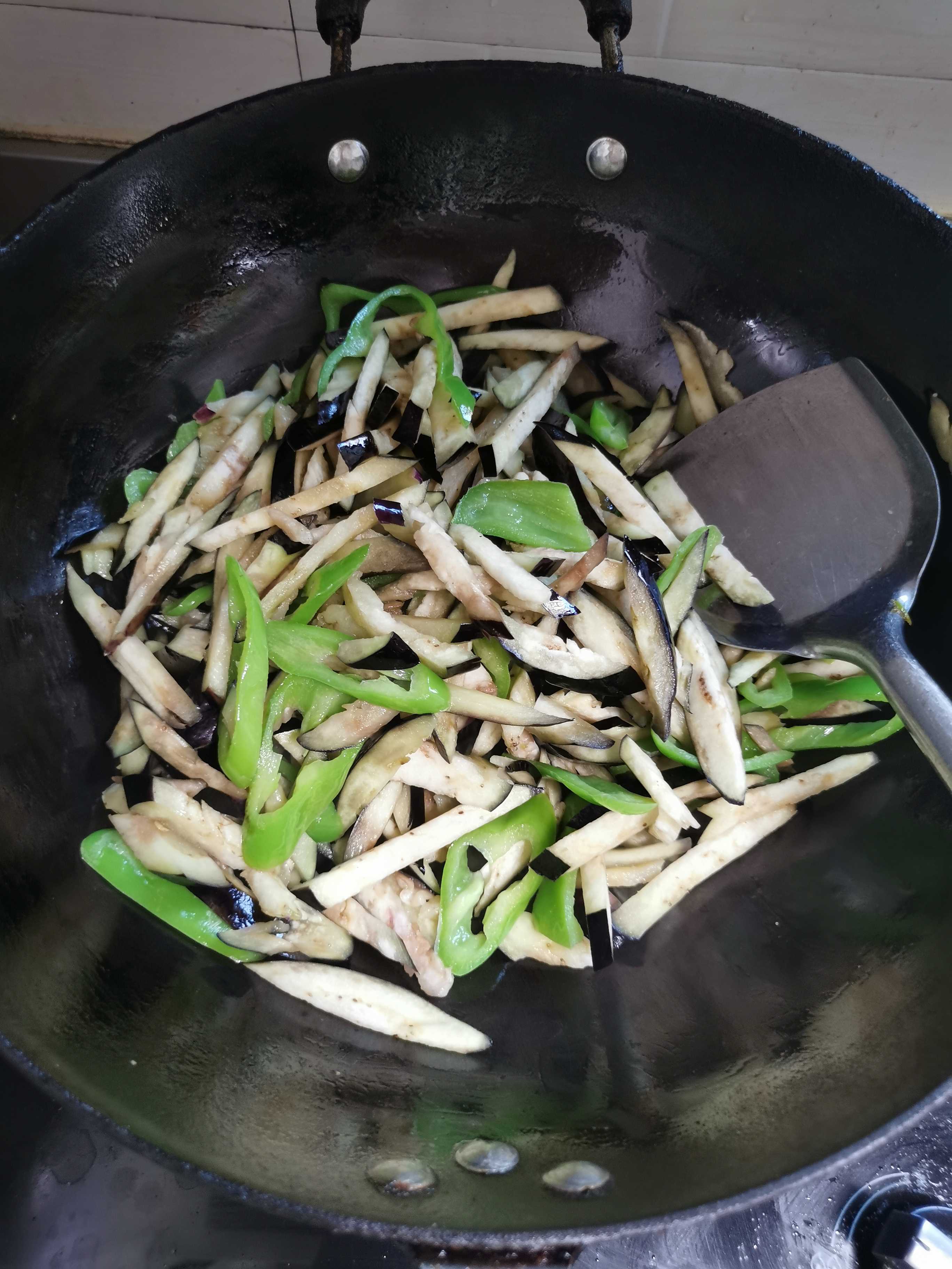 尖椒炒茄子的做法-家常味炒菜譜