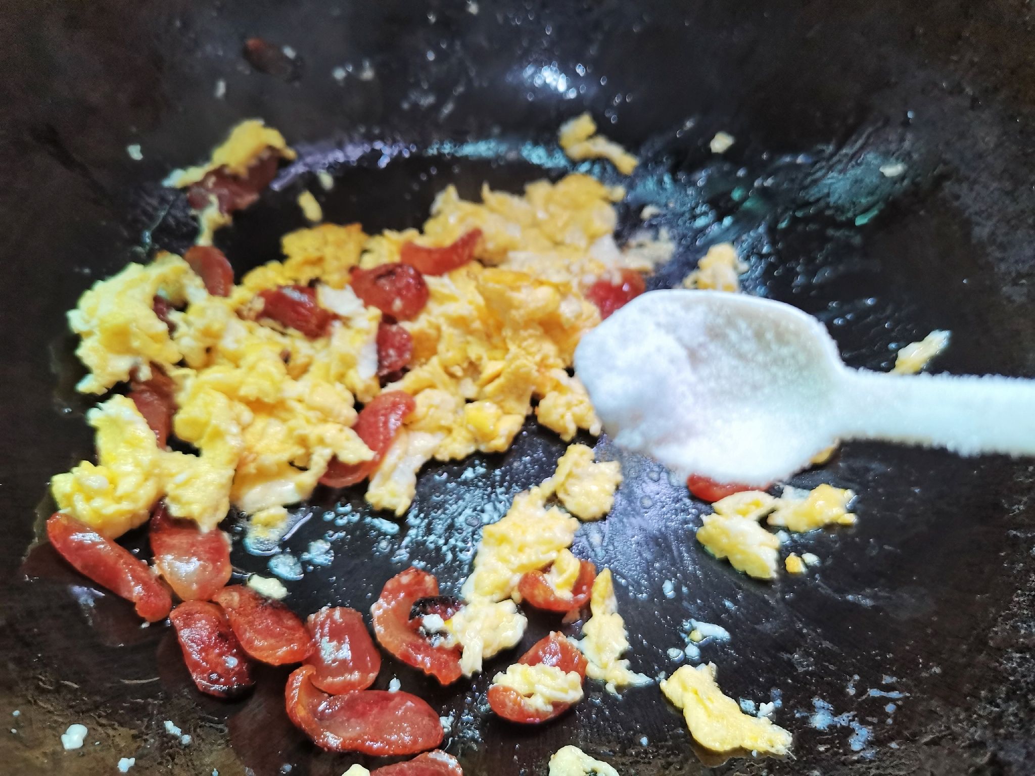 臘腸炒雞蛋的做法-家常味炒菜譜