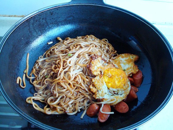 火腿荷包蛋燜面的做法-家常味燜菜譜