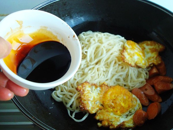 火腿荷包蛋燜面的做法-家常味燜菜譜