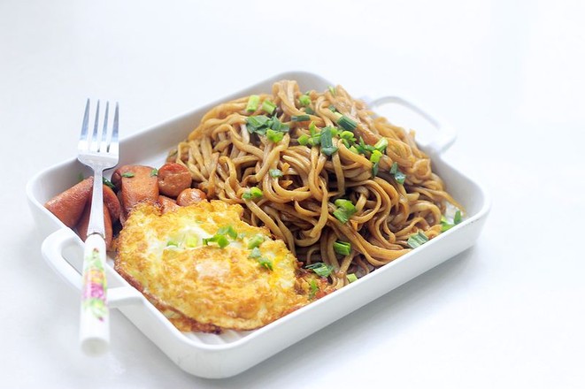 火腿荷包蛋燜面的做法-家常味燜菜譜