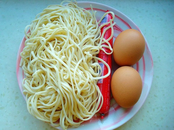 火腿荷包蛋燜面的做法-家常味燜菜譜