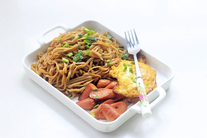 火腿荷包蛋燜面的做法-家常味燜菜譜