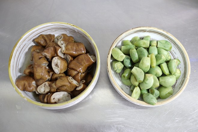 臘八蒜燒肥腸的做法-蒜香味燒菜譜-易網健康養生網 臘八蒜燒肥腸的做法-蒜香味燒菜譜