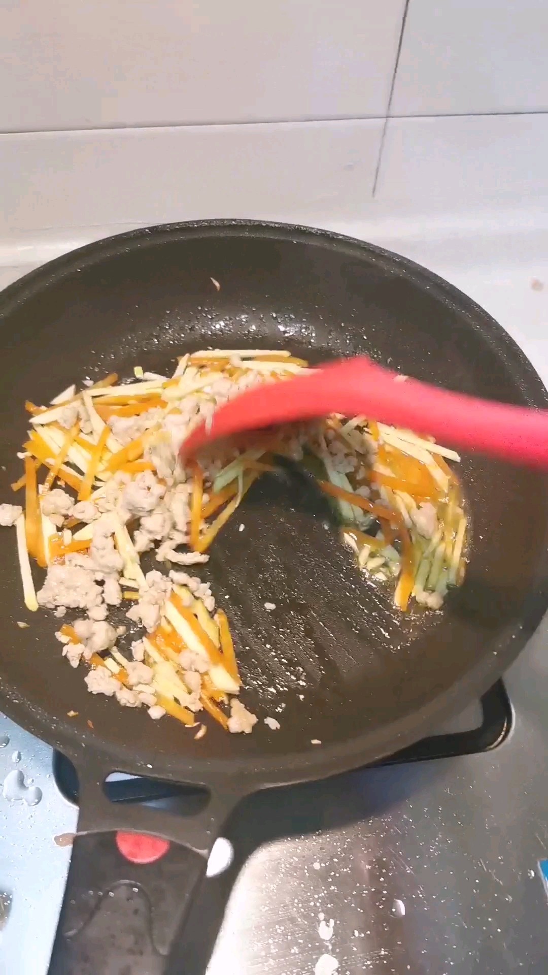 胡蘿卜炒鴨蛋的做法-家常味炒菜譜