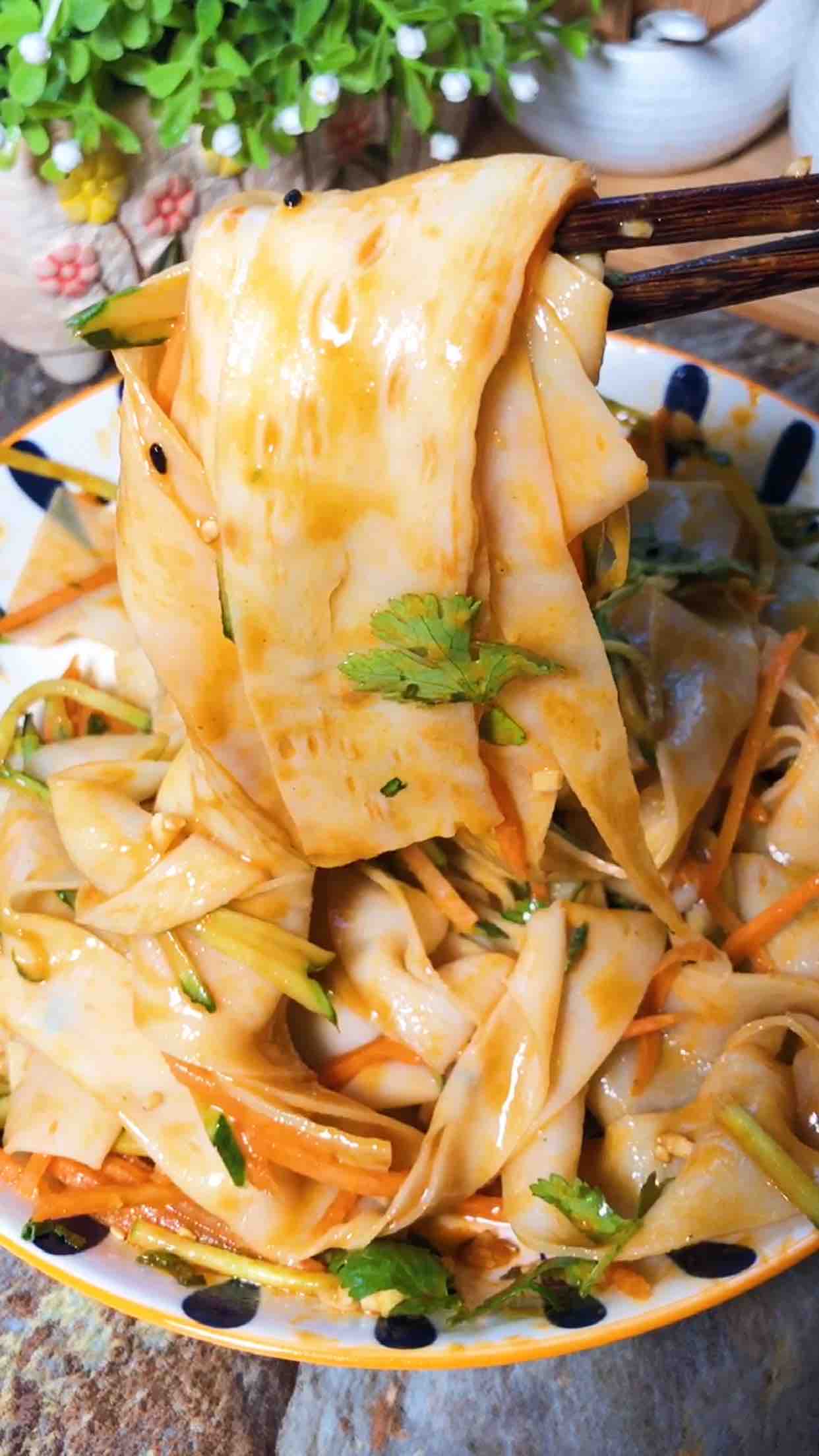 麻醬面皮的做法-酸辣味拌菜譜