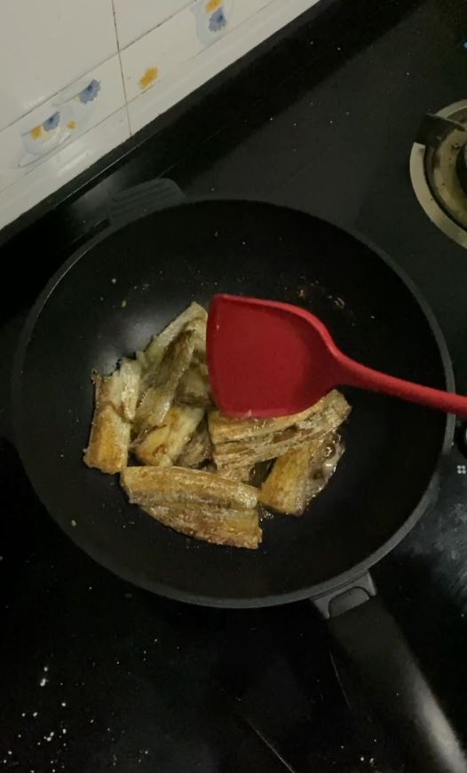 帶魚這樣做，酥脆的連魚骨頭都可以吃的做法-家常味煎菜譜