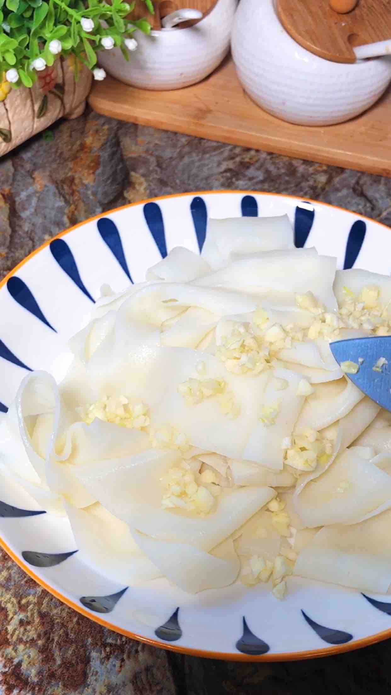 麻醬面皮的做法-酸辣味拌菜譜