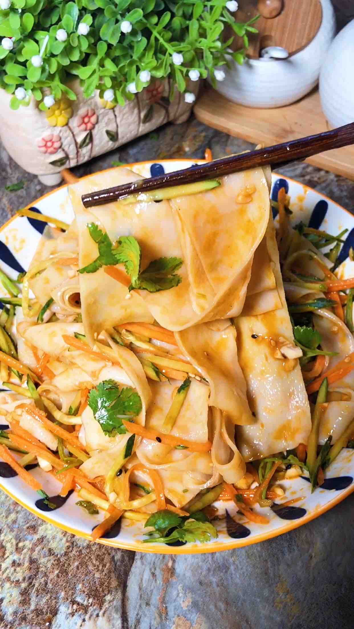 麻醬面皮的做法-酸辣味拌菜譜