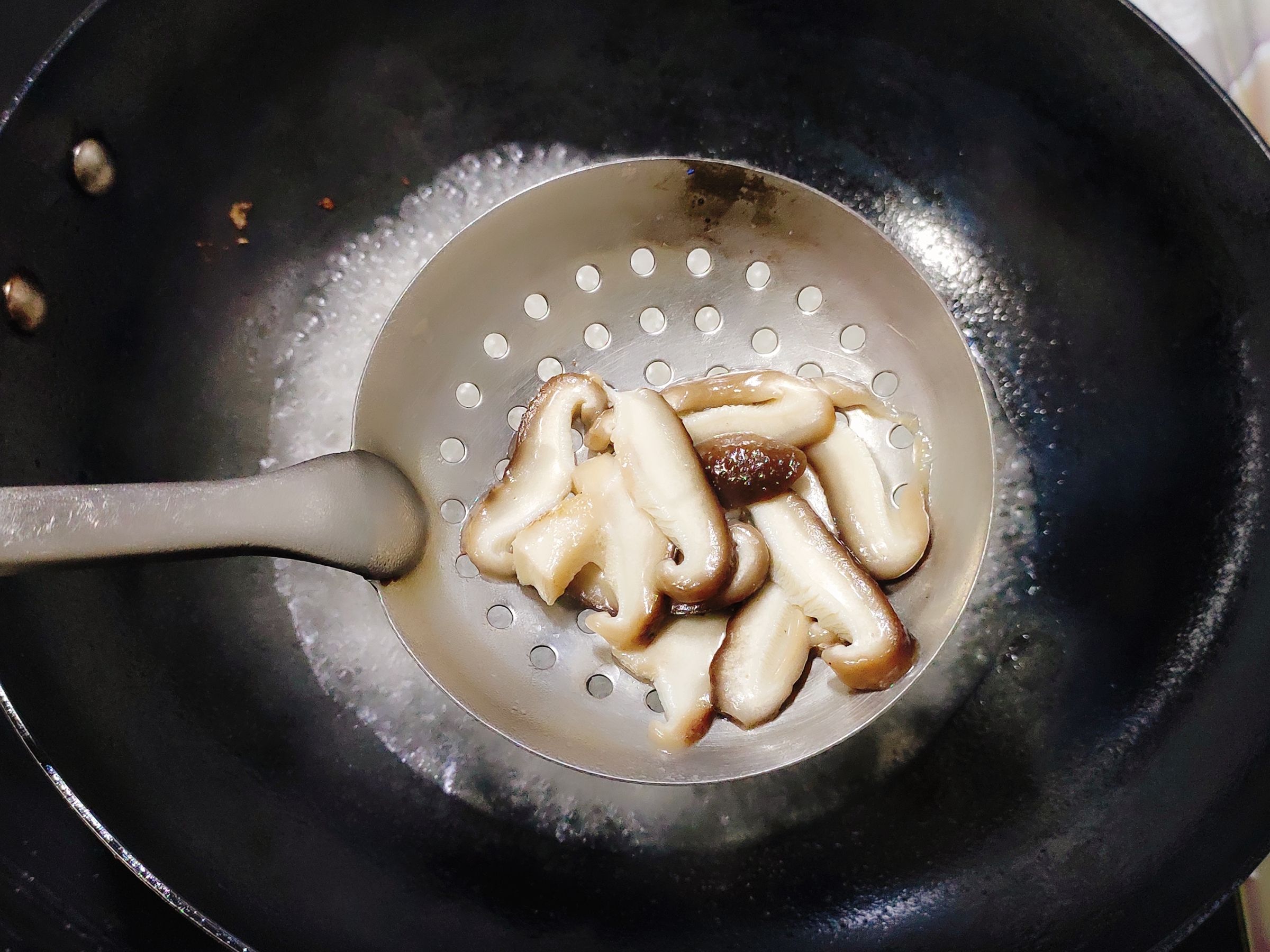 清淡不油膩的臘腸炒荷蘭豆的做法-咸鮮味炒菜譜