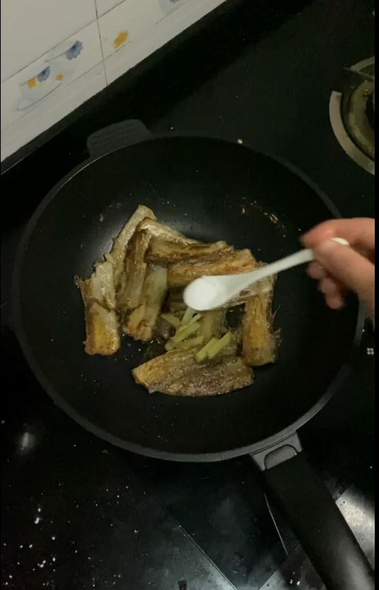 帶魚這樣做，酥脆的連魚骨頭都可以吃的做法-家常味煎菜譜