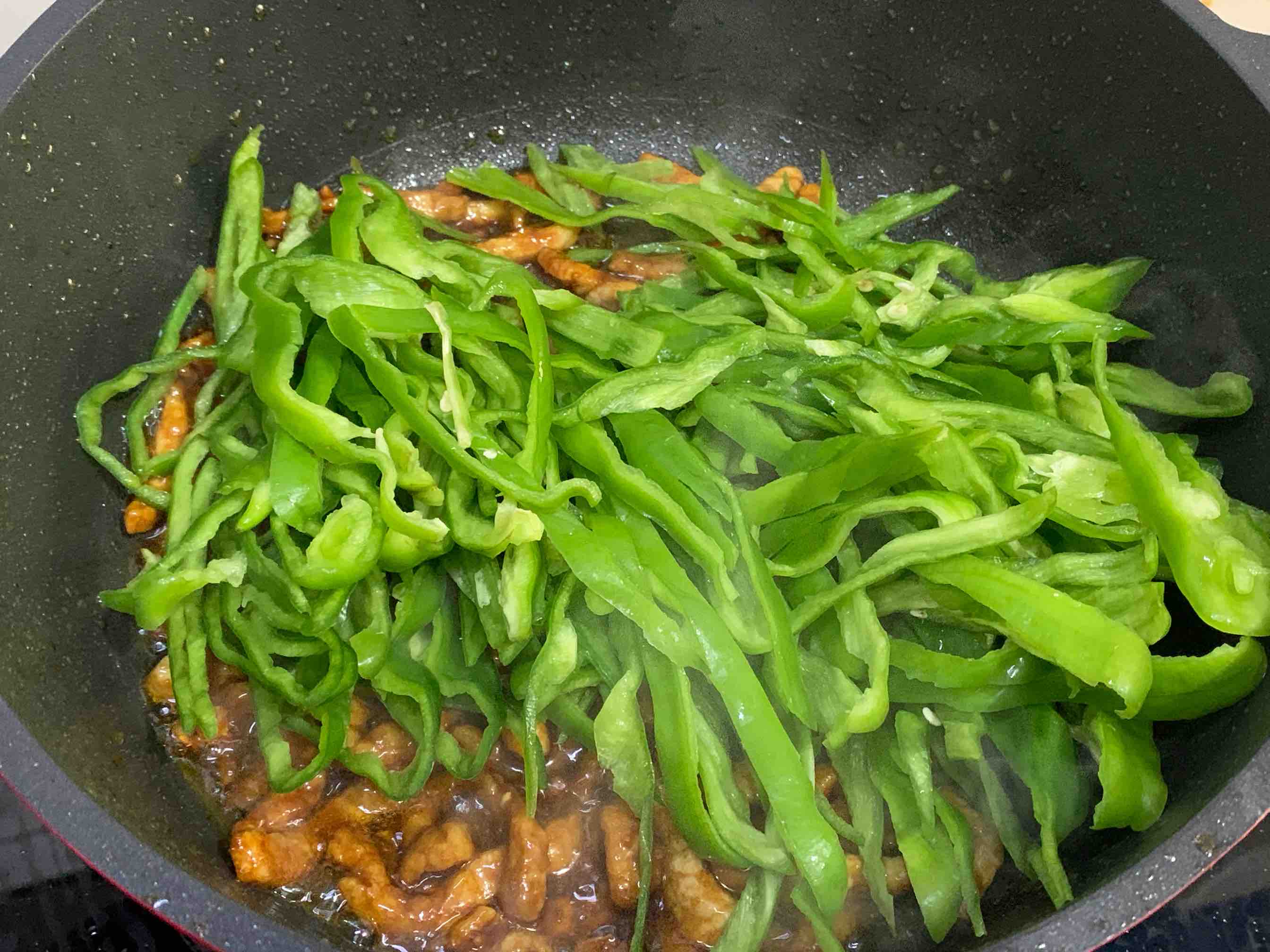 簡簡單單下飯菜:辣椒炒肉的做法-香辣味炒菜譜-易網健康養生網 簡簡單單下飯菜:辣椒炒肉的做法-香辣味炒菜譜