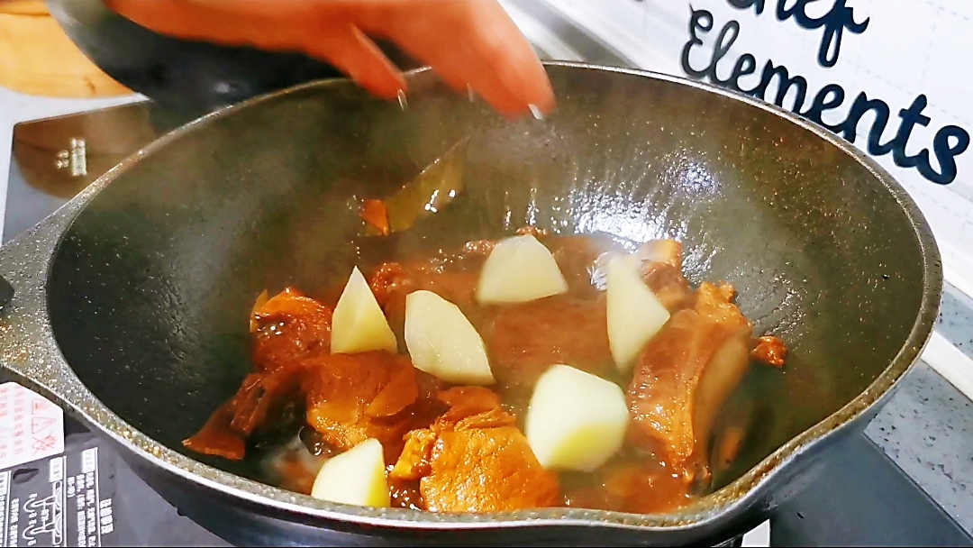 紅燒土豆排骨的做法-醬香味燒菜譜