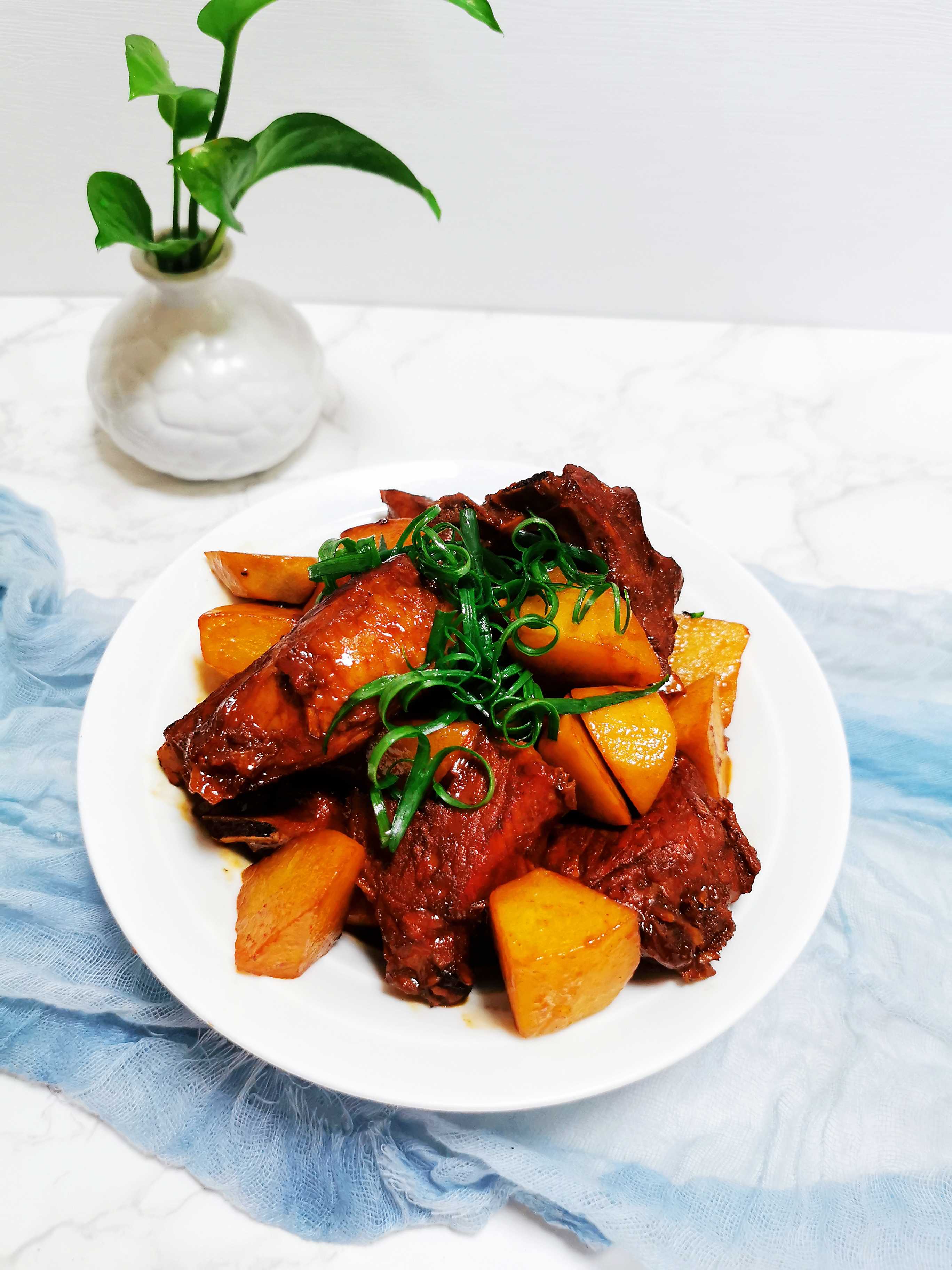 紅燒土豆排骨的做法-醬香味燒菜譜