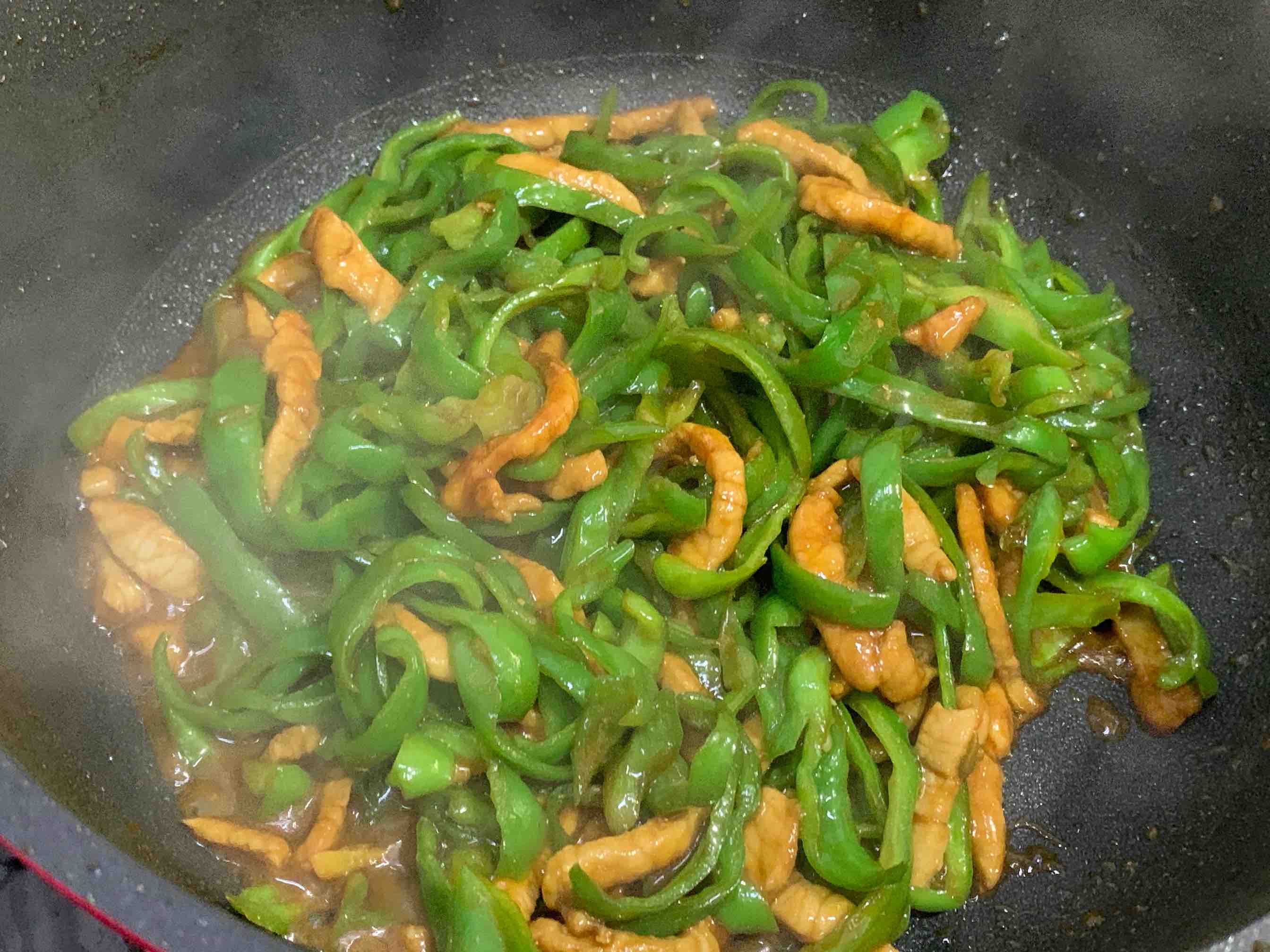 簡簡單單下飯菜:辣椒炒肉的做法-香辣味炒菜譜-易網健康養生網 簡簡單單下飯菜:辣椒炒肉的做法-香辣味炒菜譜