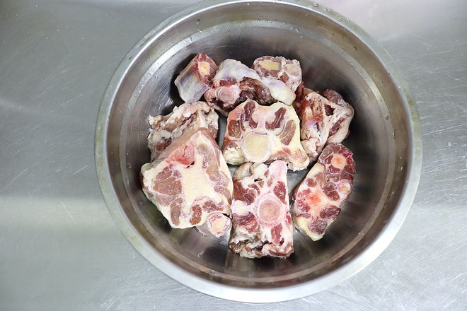 紅燒牛尾的做法-家常味燉菜譜-易網<a href=http://www.gyfww.com/ target=_blank class=infotextkey>健康養生</a>網 紅燒牛尾的做法-家常味燉菜譜