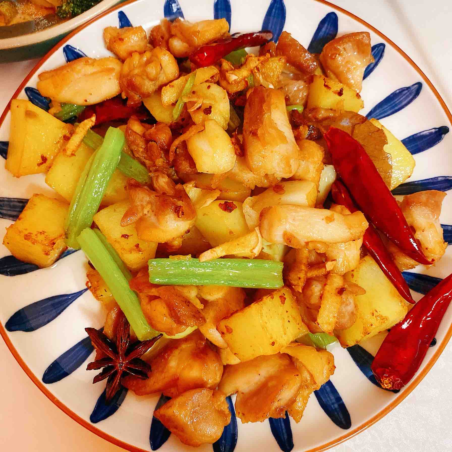 土豆燒雞腿肉的做法-香辣味燒菜譜