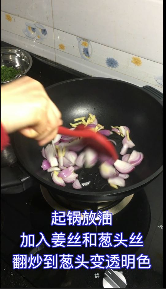 童子雞只需腌一腌，蒸一蒸，淋上蔥油汁，簡單又美味的做法-蔥香味蒸菜譜