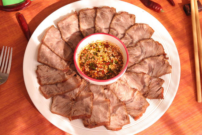 年夜飯必備鹵牛腱子！肉軟有嚼勁，上桌必光盤的做法-咸鮮味鹵菜譜