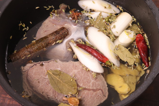 年夜飯必備鹵牛腱子！肉軟有嚼勁，上桌必光盤的做法-咸鮮味鹵菜譜