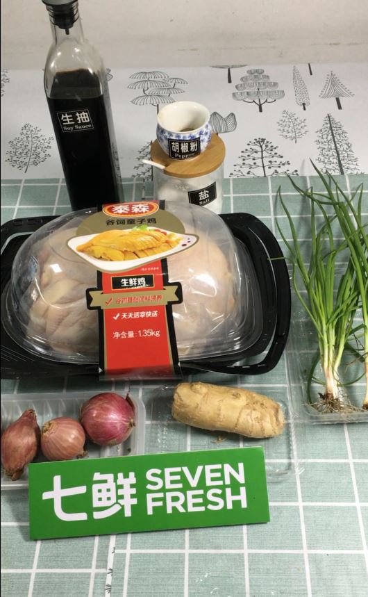 童子雞只需腌一腌，蒸一蒸，淋上蔥油汁，簡單又美味的做法-蔥香味蒸菜譜