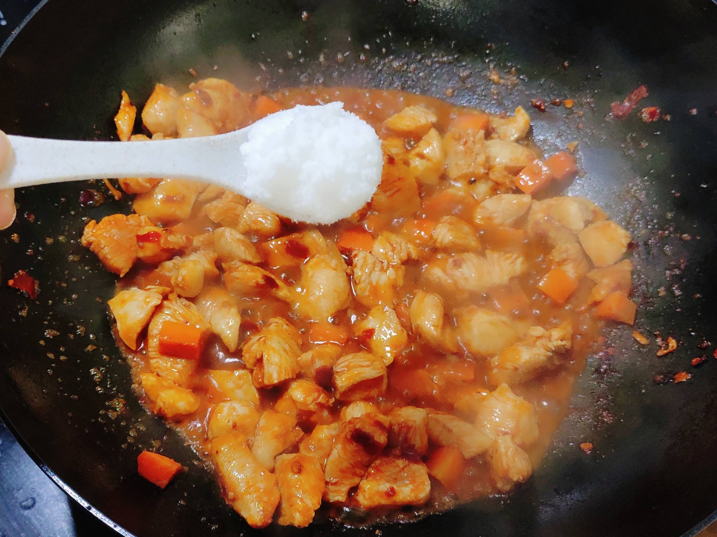 紅而不辣的宮保雞丁的做法-咸鮮味炒菜譜