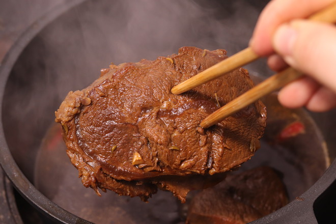 年夜飯必備鹵牛腱子！肉軟有嚼勁，上桌必光盤的做法-咸鮮味鹵菜譜