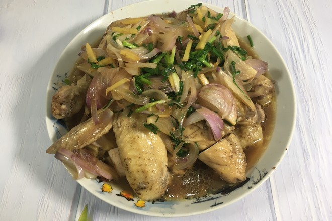 童子雞只需腌一腌，蒸一蒸，淋上蔥油汁，簡單又美味的做法-蔥香味蒸菜譜