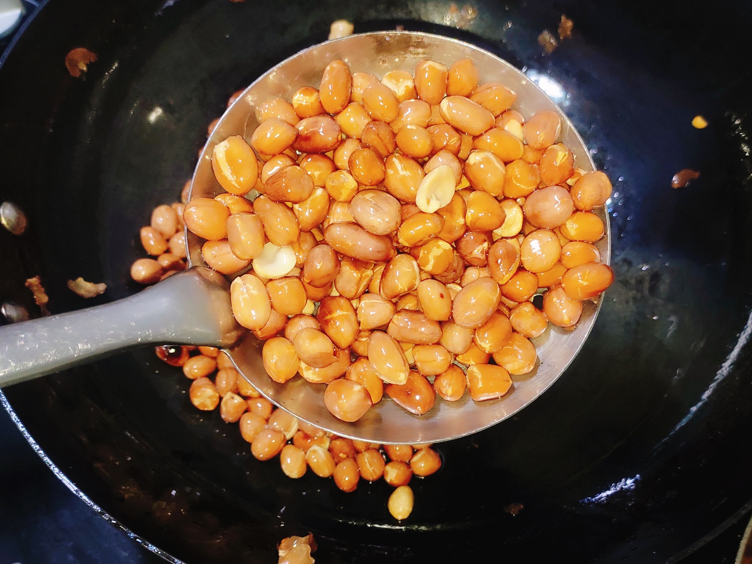 紅而不辣的宮保雞丁的做法-咸鮮味炒菜譜